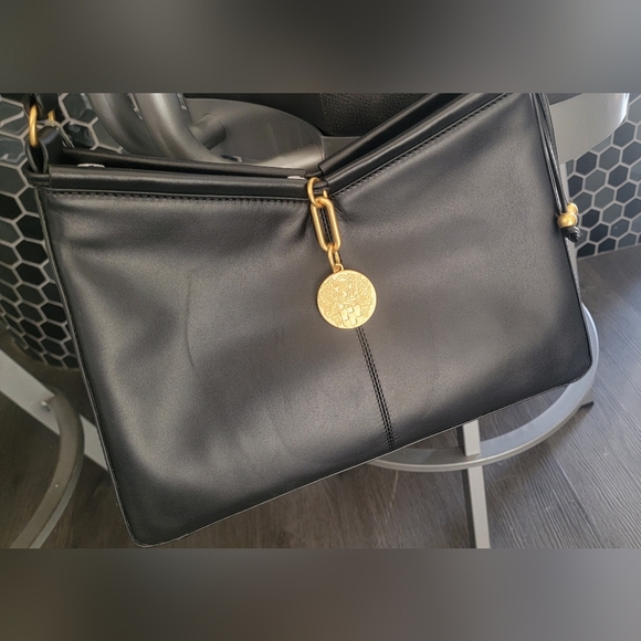 Elegant Black Handbag with Gold Accent - Picture 4 of 11